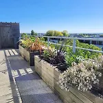 Le Nid : Rooftop Moderne Surplombant La Ville