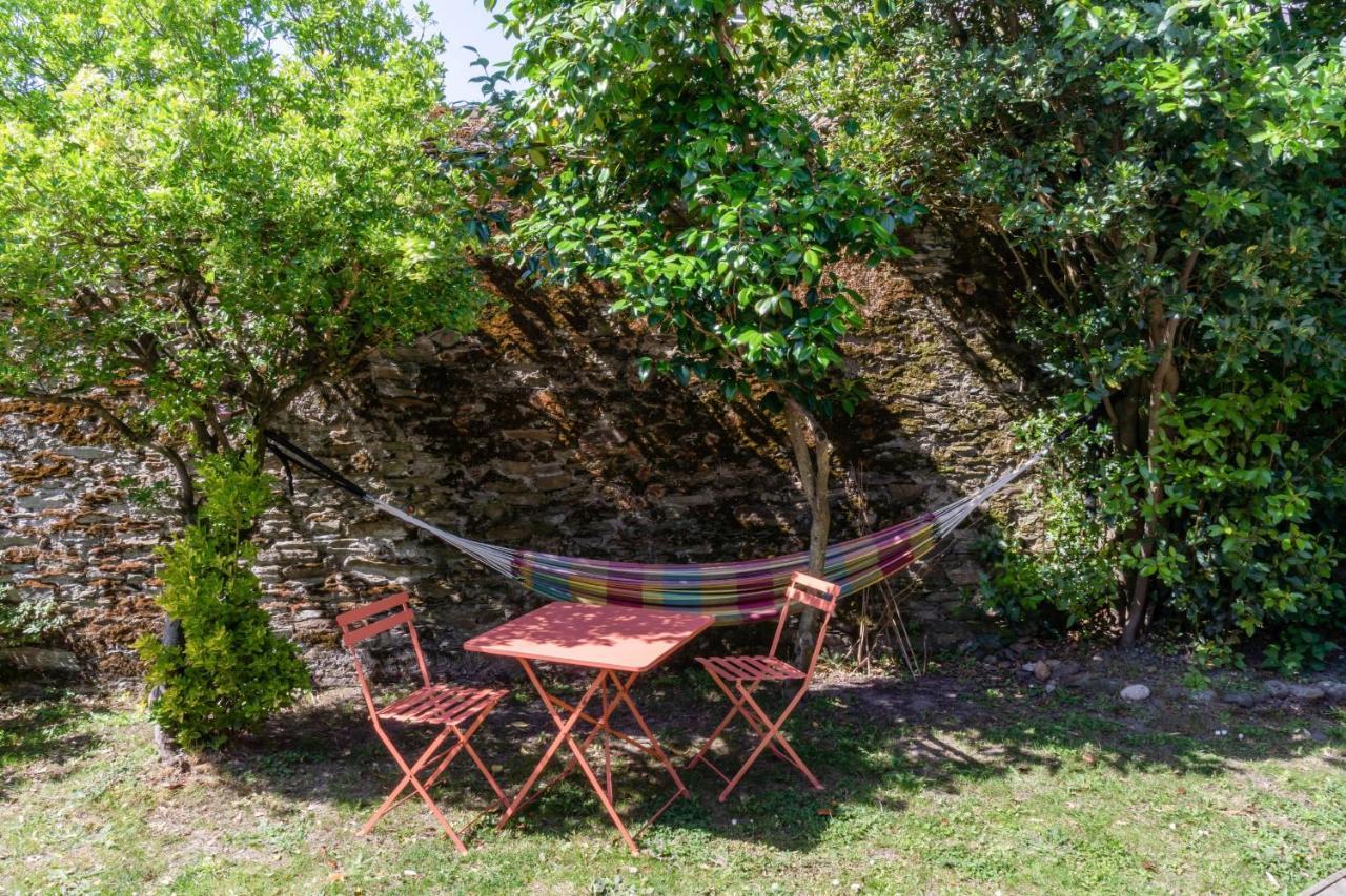 Charmante Maison De Plain-pied Et Son Jardin Fleuri *