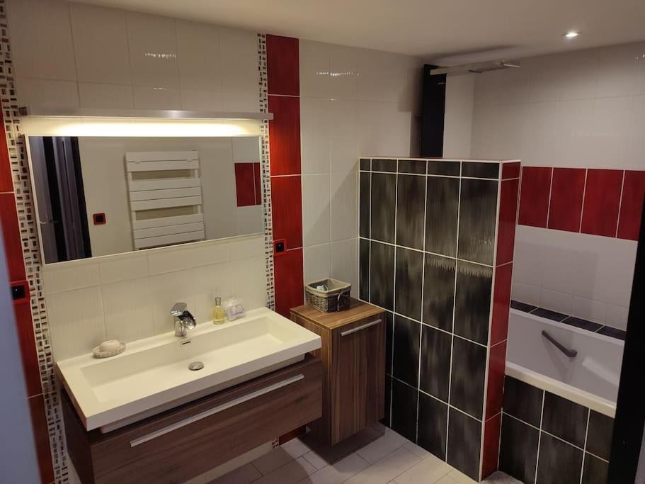 Grand T2 Lumineux Viarme/talensac Avec Parking Apartment *