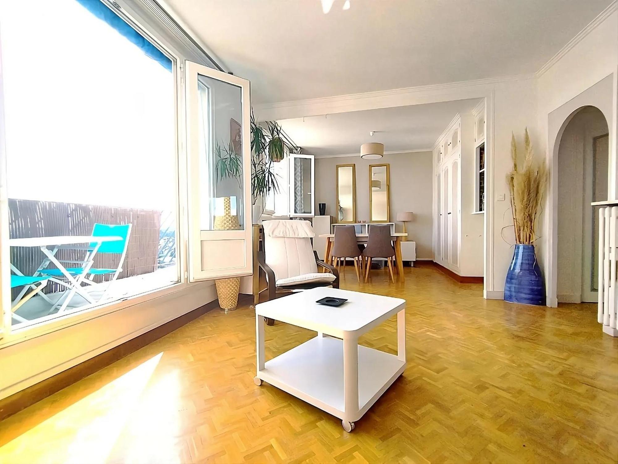 Apartment Lumineux - Dernier Etage Avec Balcon - Proche Centre-ville *