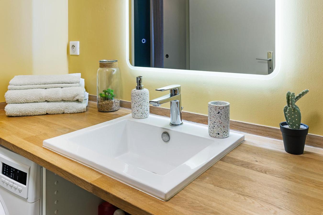 Apartment Joli - Parking Prive - Wifi Tres Debit - Au Calme Nantes