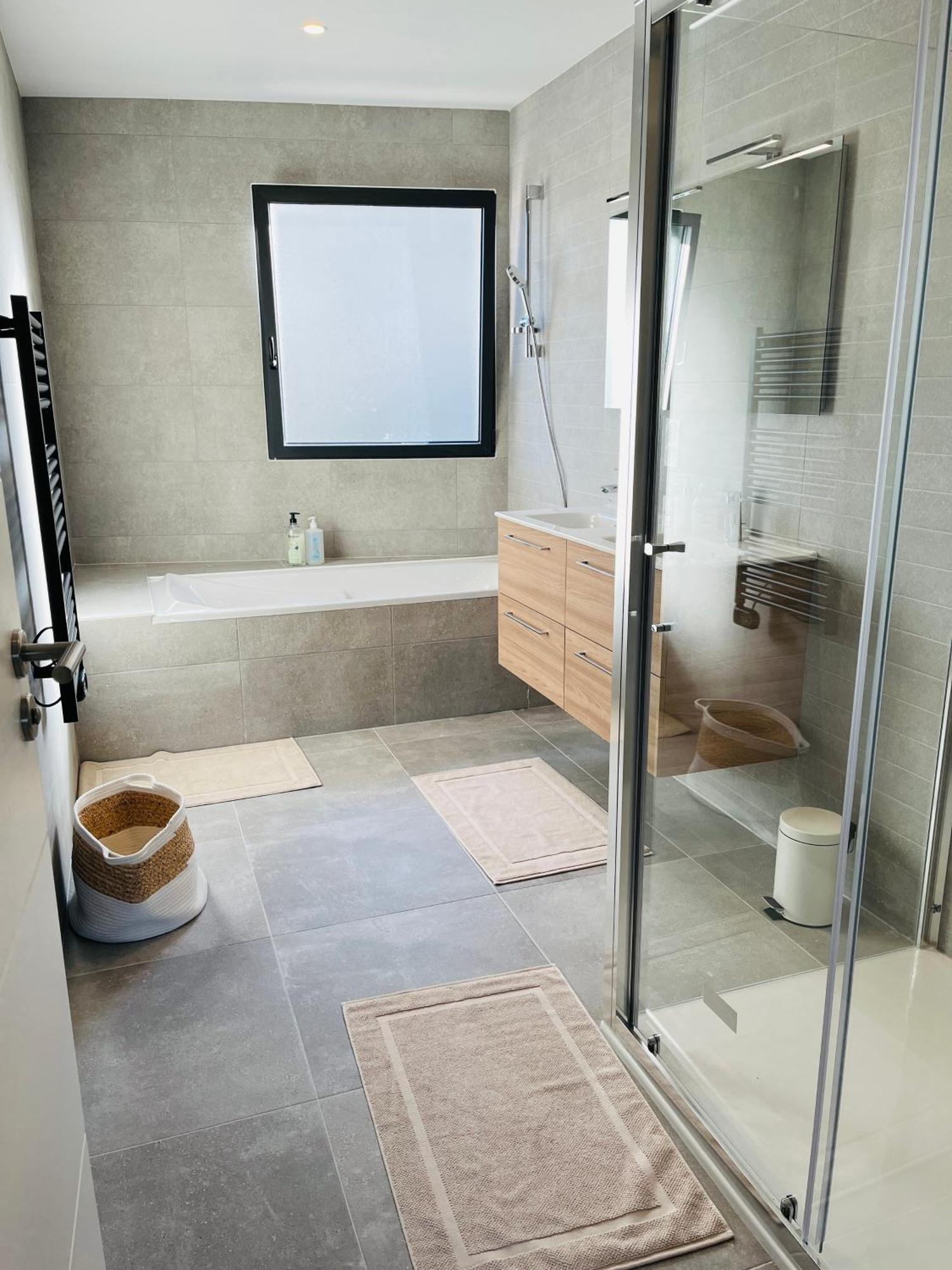 Jolie Maison Neuve Nantes-zola Hébergement de vacances