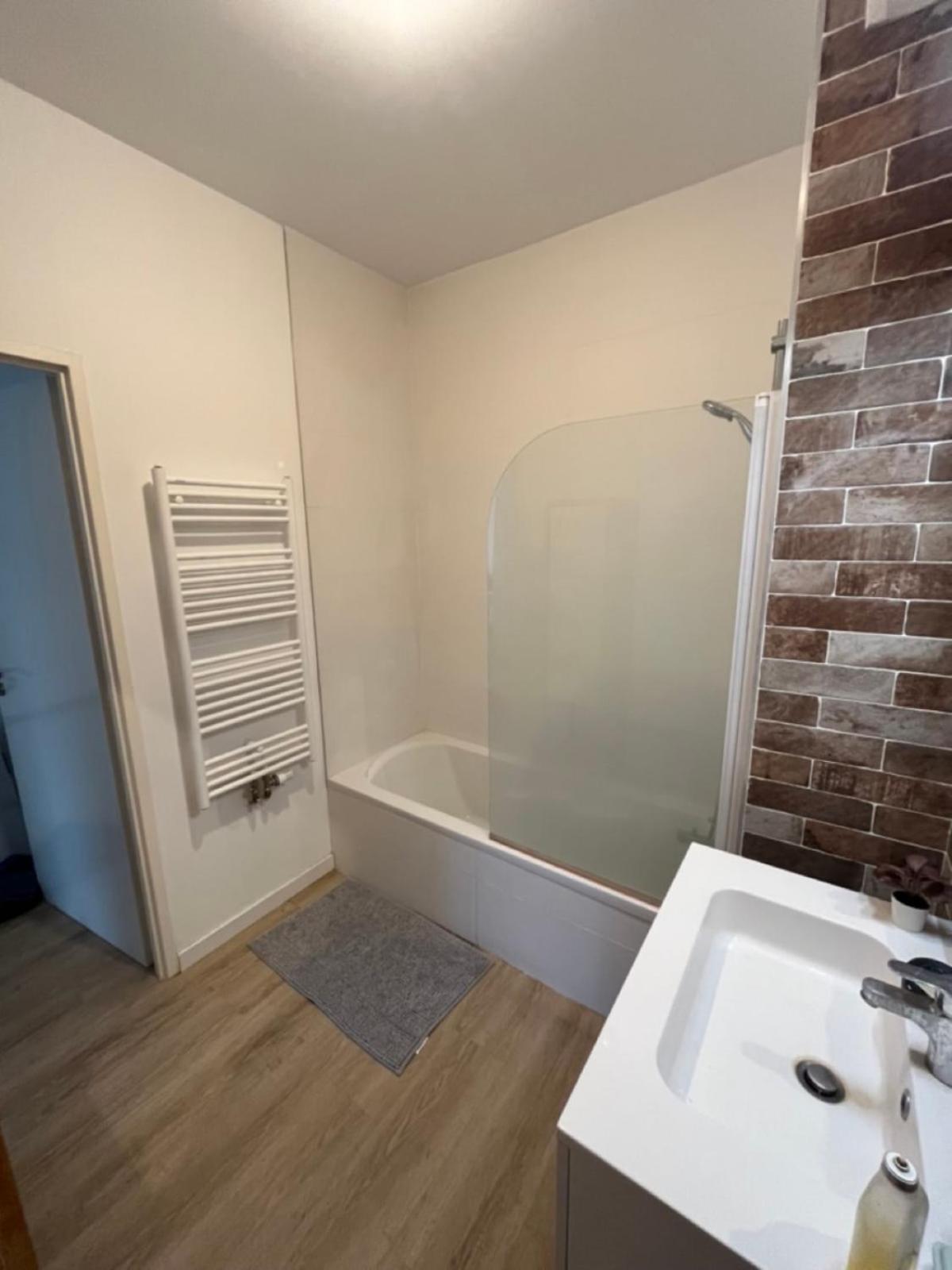 3-bedroom With Spacious Balcony Appartement *