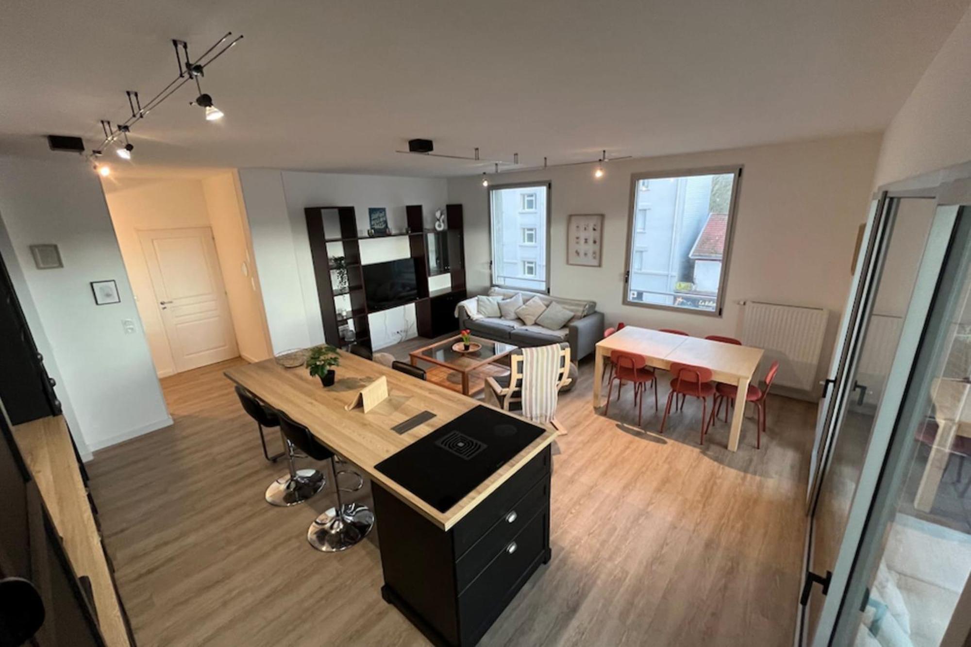 3-bedroom With Spacious Balcony * Nantes
