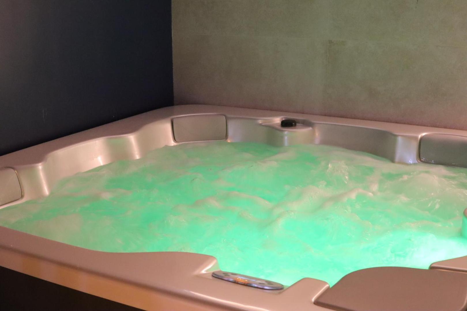 Jacuzzi Privatif Li Li Et Rose Couette-café *