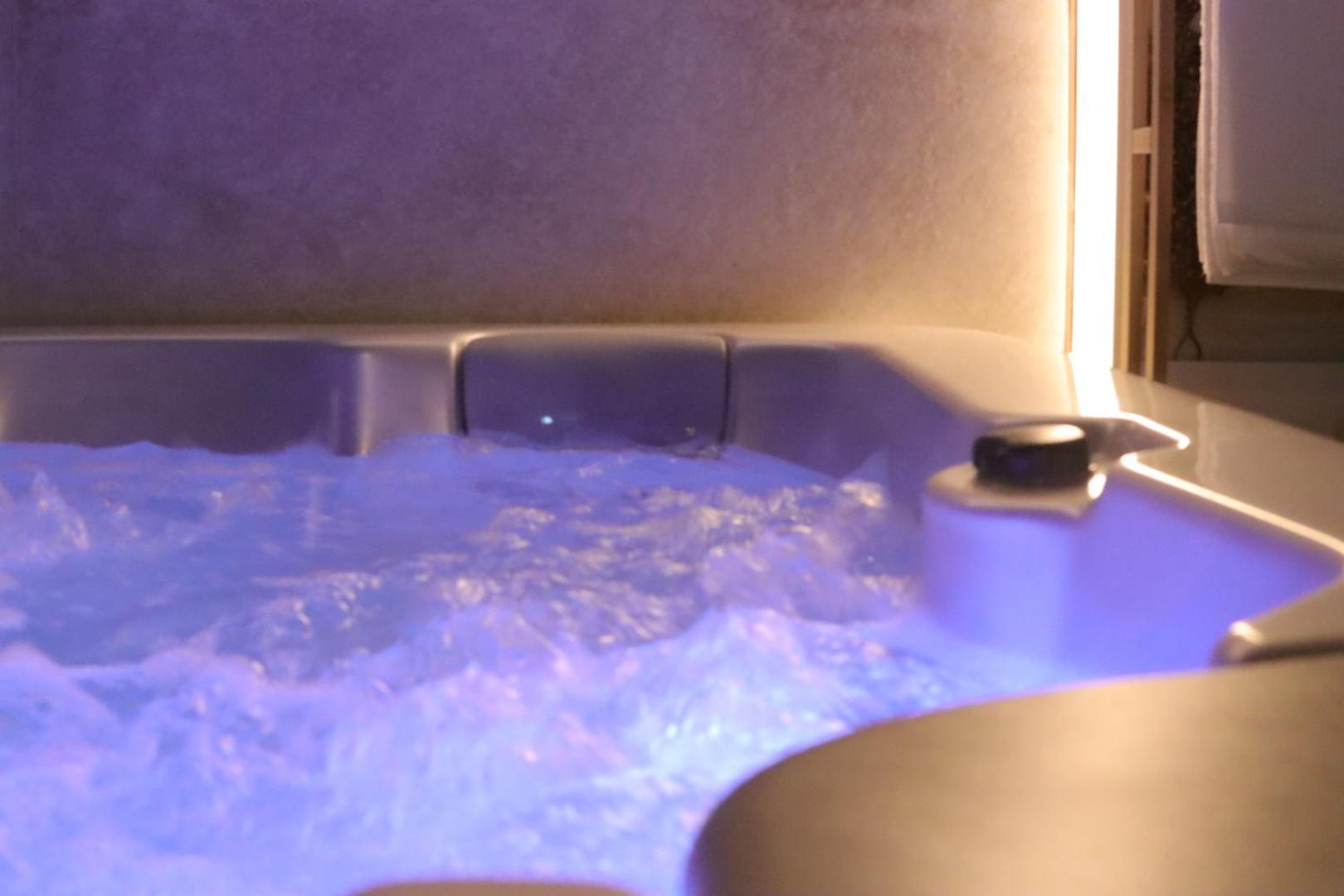 Jacuzzi Privatif Li Li Et Rose Couette-café *