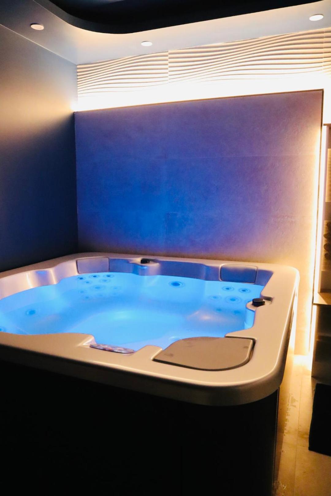 Couette-café Jacuzzi Privatif Li Li Et Rose *