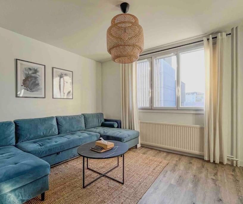 Appartement Tres Bien Equipe Et Idealement Situe. *