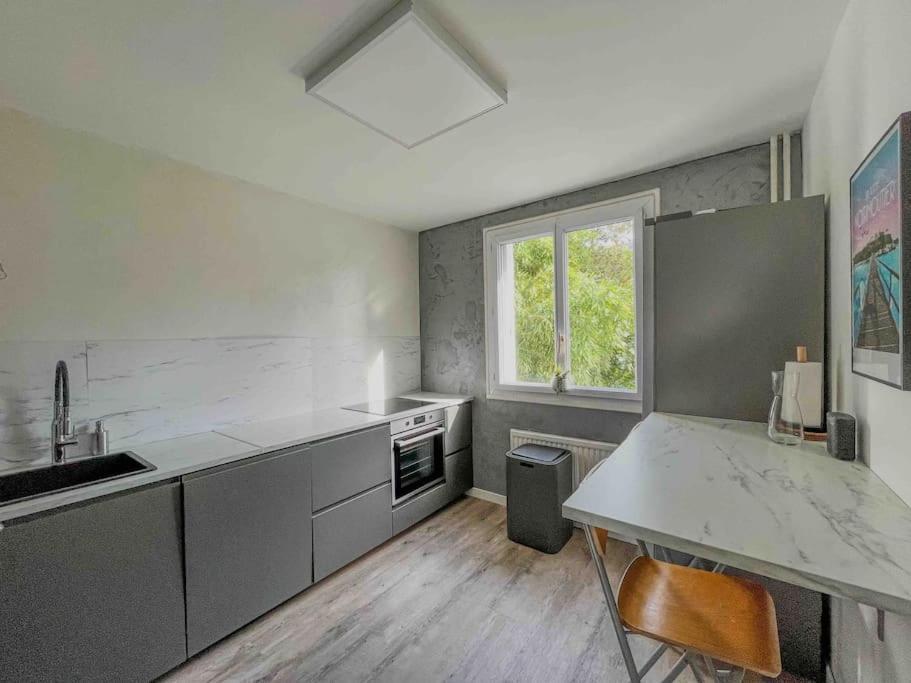 Tres Bien Equipe Et Idealement Situe. Appartement